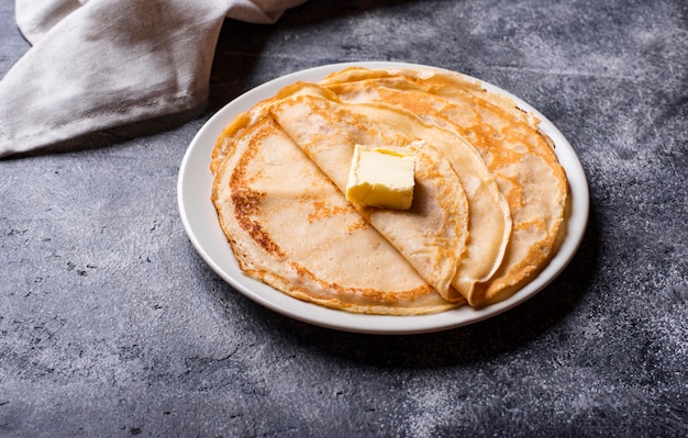 Pfannkuchen Crepes auf dunkel