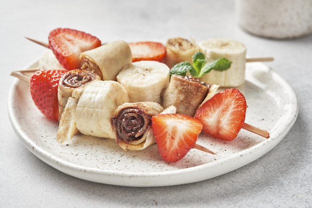 Pfannkuchen-Crêpes-Spieße mit Nussbutter und Früchten