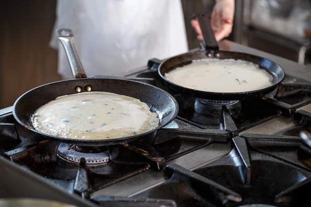 Pfannkuchen, die in einer Bratpfanne kochen