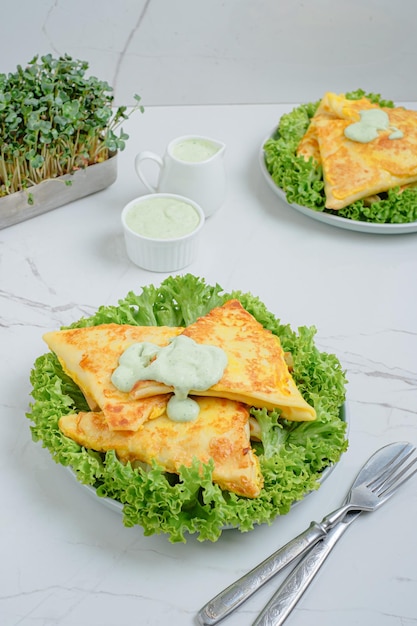 Pfannkuchen dreieckig mit Füllung in Ei gebraten Draufsicht Food Photography