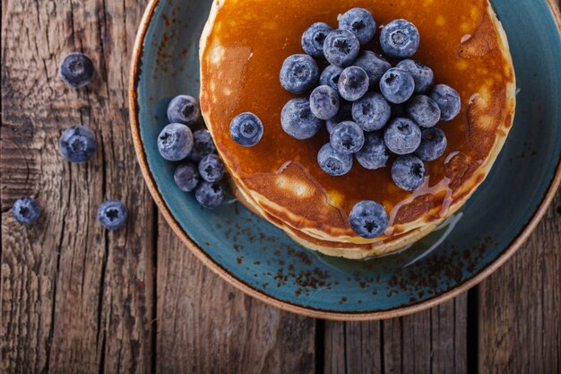 Pfannkuchen gefalteter Stapel Blaubeeren