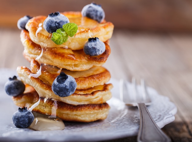 Pfannkuchen gefalteter Stapel mit frischen Blaubeeren des Honigs