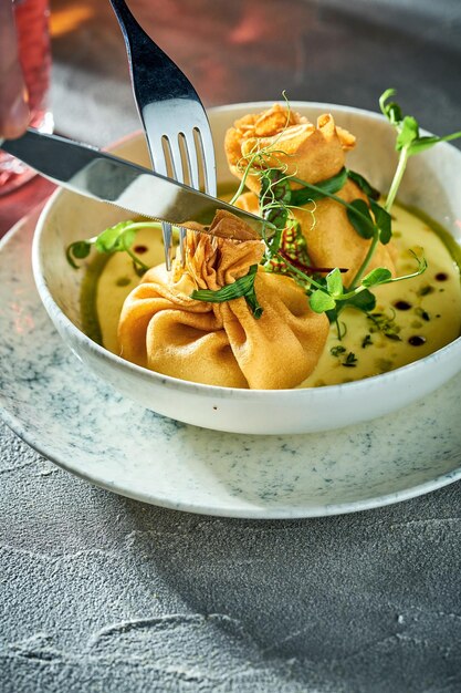 Pfannkuchen gefüllt mit Hackfleisch und Soße in einem Teller Konkreter Hintergrund Ukrainische Blini Crêpe-Brötchen mit Fleisch