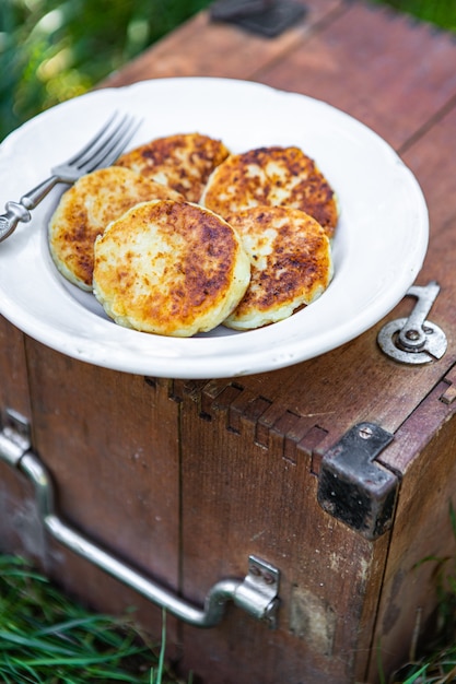 Pfannkuchen Hüttenkäse Syrniki süßes Frühstück Essen im Freien Snack