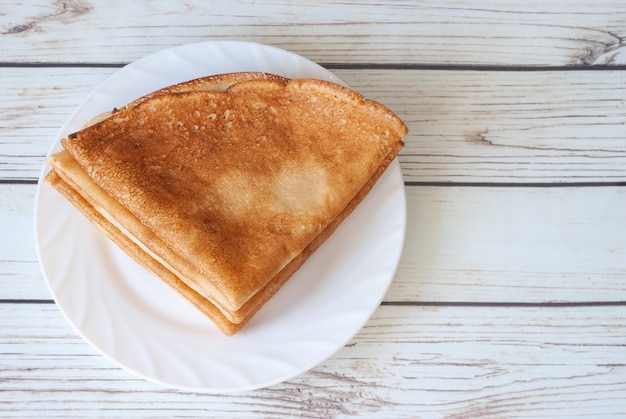 Pfannkuchen kochen Shrovetide Maslenitsa Pfannkuchen auf einem Teller gestapelt