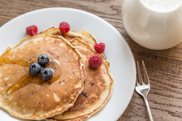 Pfannkuchen mit Ahornsirup und frischen Beeren