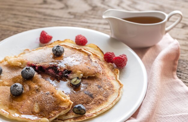 Pfannkuchen mit Ahornsirup und frischen Blaubeeren