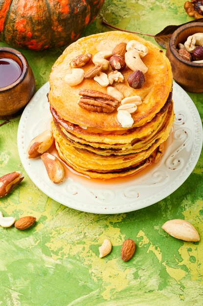 Pfannkuchen mit Ahornsirup.