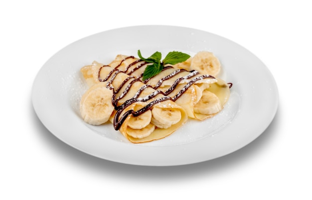 Pfannkuchen mit Banane auf weißem Hintergrund