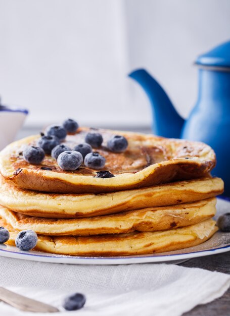 Pfannkuchen mit Banane, Blaubeeren und Honig