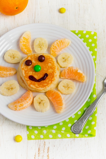 Pfannkuchen mit Banane und Mandarine für Kinder. Ansicht von oben