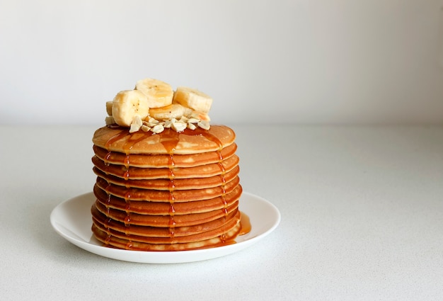 Pfannkuchen mit Banane und Nüssen.