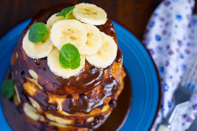 Pfannkuchen mit Banane und Schokolade, selektiver Fokus