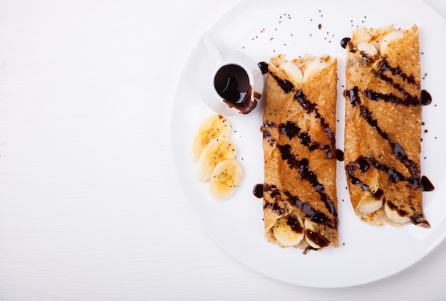 Foto pfannkuchen mit bananen-schokoladen-topping