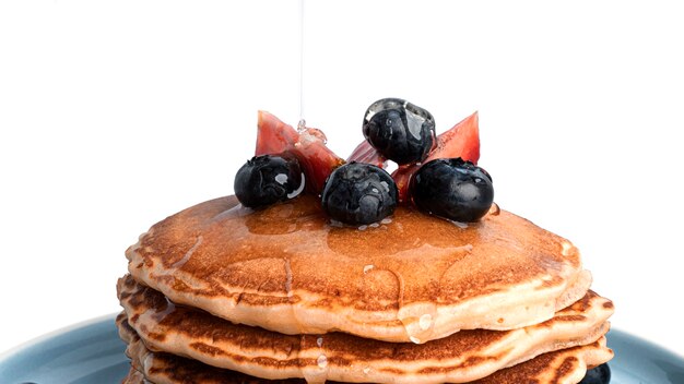 Pfannkuchen mit Beeren isoliert.