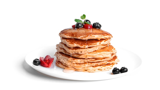 Pfannkuchen mit Beeren isoliert.