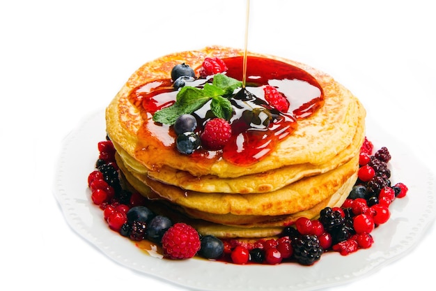 Pfannkuchen mit Beeren und Ahornsirup