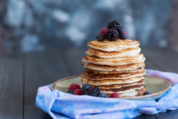 Pfannkuchen mit Beeren und Honig