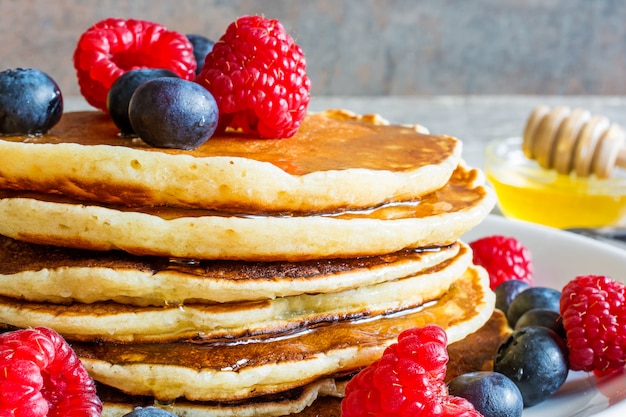 Pfannkuchen mit Beeren und Honig