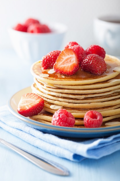 Pfannkuchen mit Beeren und Honig