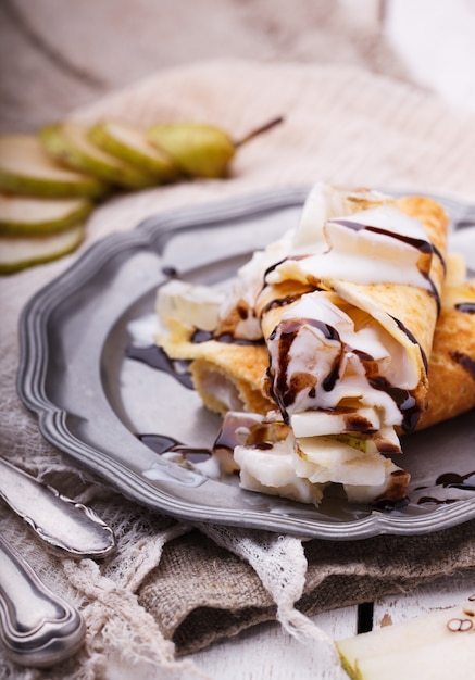 Foto pfannkuchen mit birne und joghurt