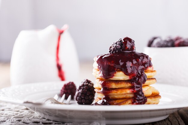 Pfannkuchen mit BlackBerry-Marmelade