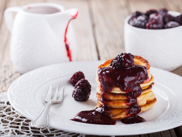 Pfannkuchen mit BlackBerry-Marmelade