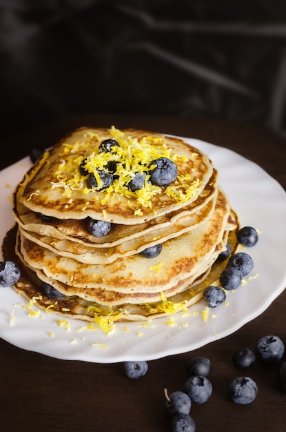 Pfannkuchen mit Blaubeere auf weißer Platte.