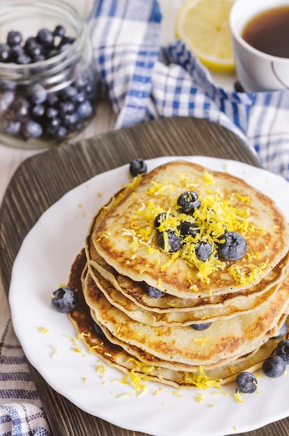 Pfannkuchen mit Blaubeere auf weißer Platte.