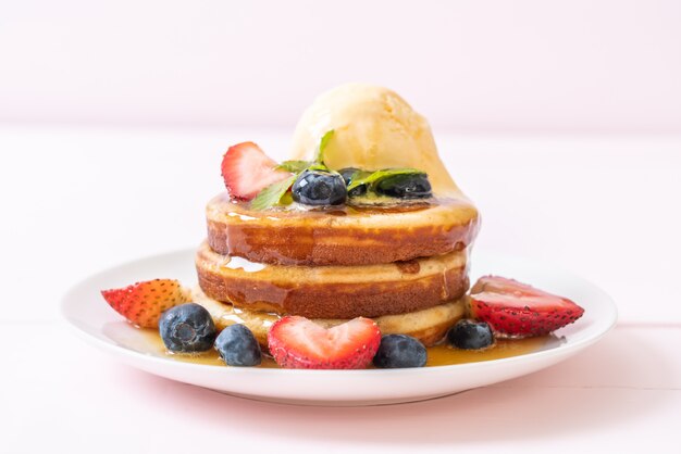 Pfannkuchen mit Blaubeeren, Erdbeeren, Honig und Vanilleeis