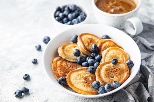 Pfannkuchen mit Blaubeeren frisches Frühstück süßes Dessert frische Portion verzehrfertige Mahlzeit Snack