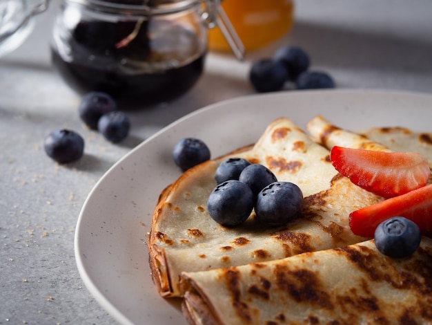 Pfannkuchen mit Blaubeeren und Erdbeeren