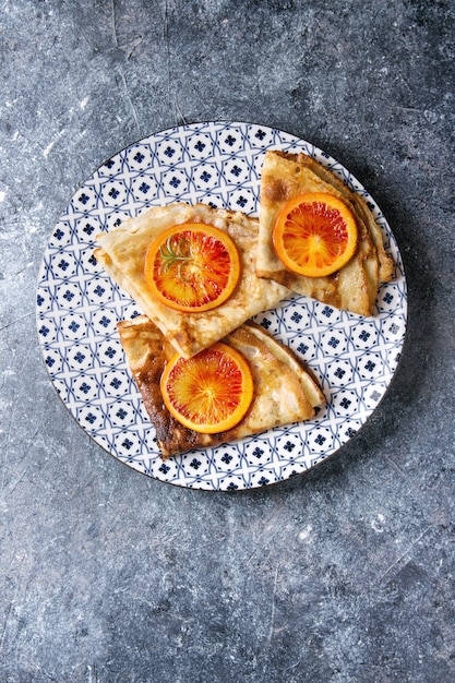 Pfannkuchen mit blutigen Orangen