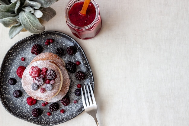 Pfannkuchen mit Brombeeren, Himbeeren und roten Johannisbeeren. Amerikanische Küche.