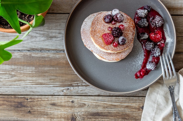 Pfannkuchen mit Brombeeren, Himbeeren und roten Johannisbeeren. Amerikanische Küche.