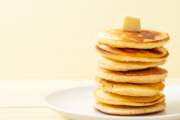 Pfannkuchen mit Butter und Honig