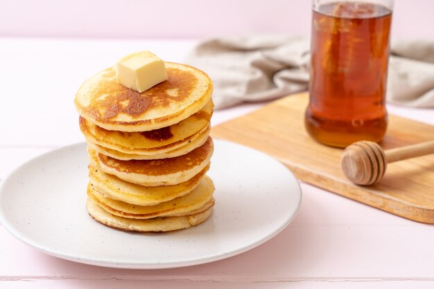 Pfannkuchen mit Butter und Honig