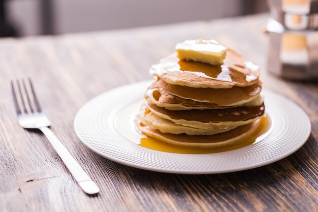 Pfannkuchen mit Butter und warmem Ahornsirup