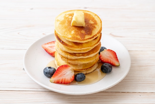 Pfannkuchen mit Erdbeeren, Blaubeeren und Honig