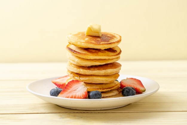 Pfannkuchen mit Erdbeeren, Blaubeeren und Honig