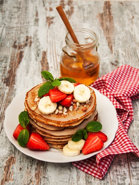 Pfannkuchen mit Erdbeeren und Bananen