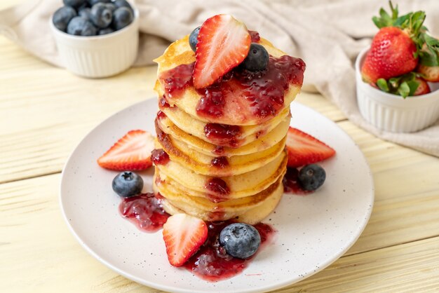 Pfannkuchen mit Erdbeeren und Blaubeeren