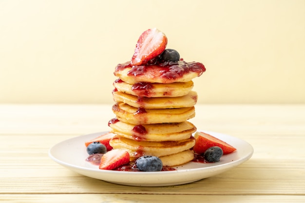 Pfannkuchen mit Erdbeeren und Blaubeeren