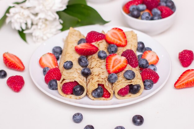 Pfannkuchen mit Erdbeeren und Blaubeeren