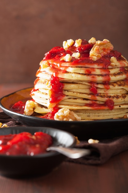 Pfannkuchen mit Erdbeermarmelade und Walnüssen. leckeres Dessert