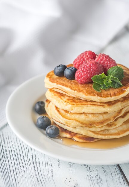 Pfannkuchen mit frischen Beeren auf dem Teller