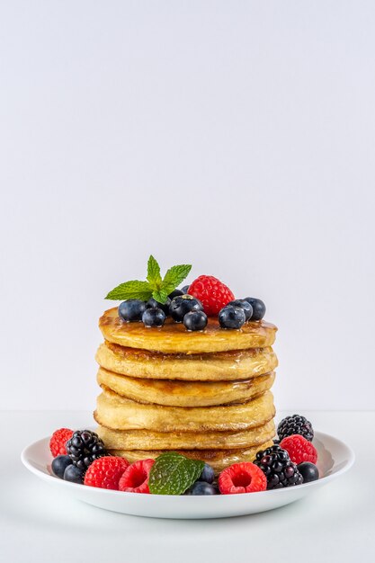 Pfannkuchen mit frischen Beeren isoliert