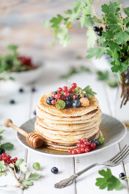 Pfannkuchen mit frischen Beeren und Honig