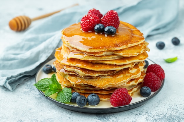 Pfannkuchen mit frischen Beeren und Honig