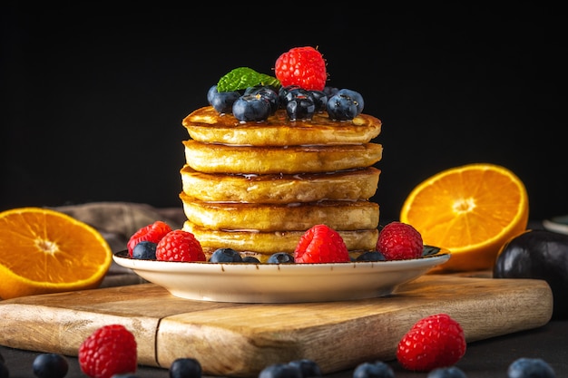 Pfannkuchen mit frischen Beeren und Orangen